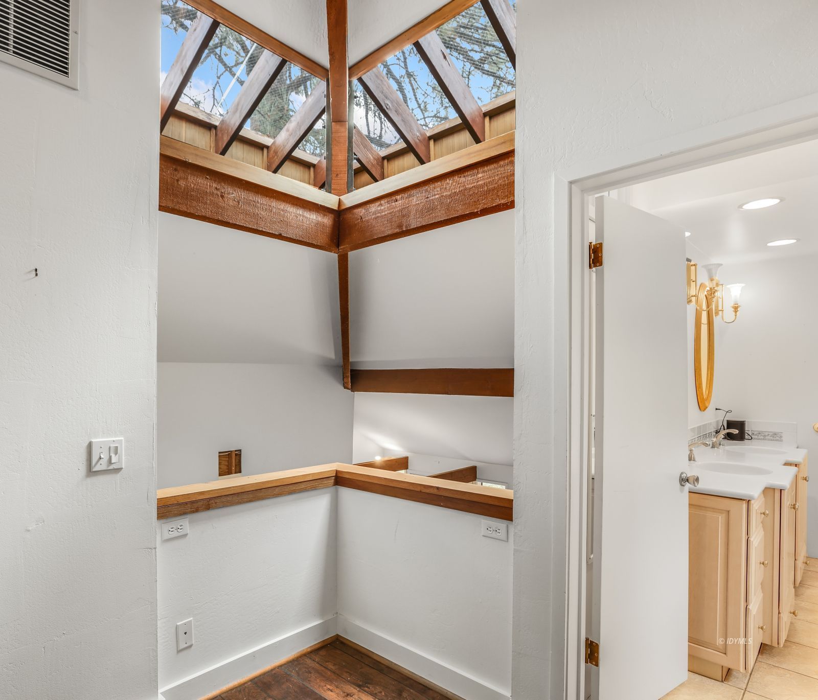 55100 Pine Crest Avenue Idyllwild, CA 92549 - Photo 30 of 50 a view of an entryway