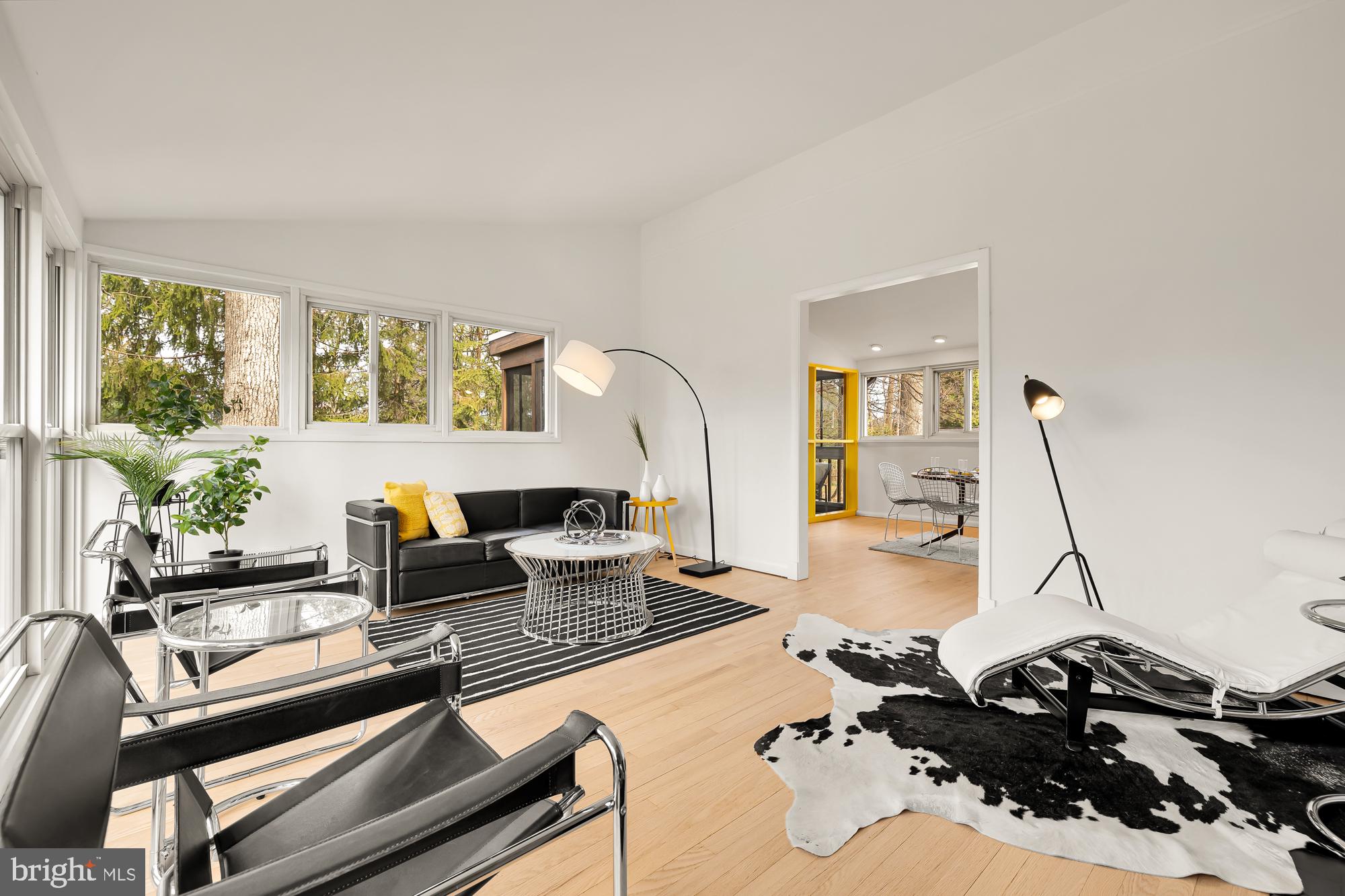 11500 Regnid Drive Silver Spring, MD 20902 - Photo 20 of 50 a living room with furniture and a table
