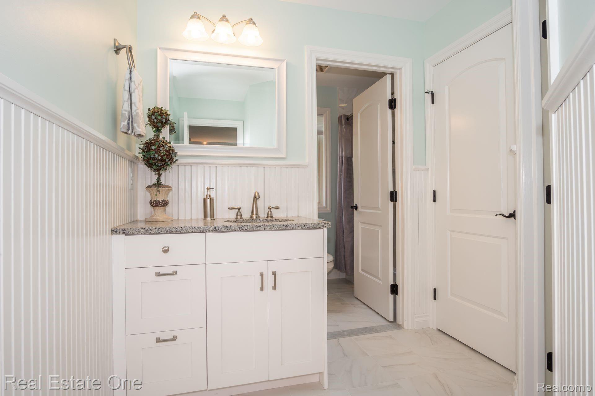 9091 Northpointe Ridge Brighton, MI 48114 - Photo 33 of 56 Full bath with large linen closet