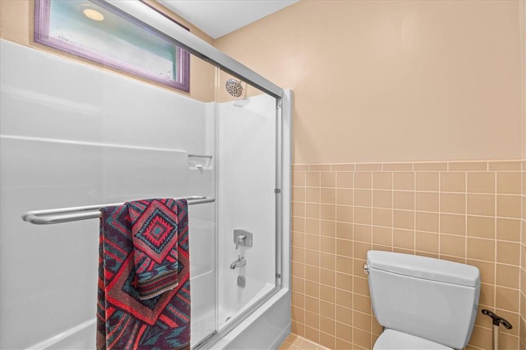 216 Springhouse Lane Pittsburgh, PA 15238 - Photo 20 of 25 a bathroom with a toilet and a shower