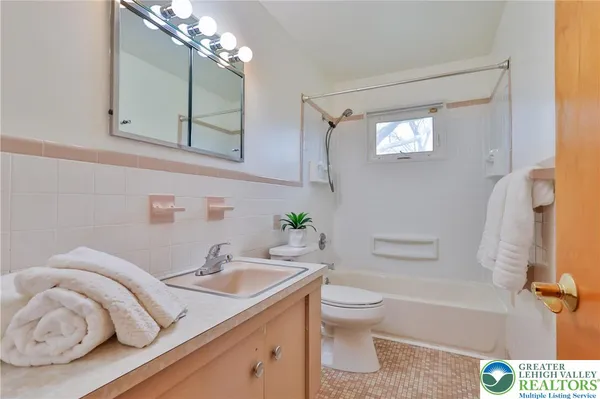 $395,000 | 1004 Donald Drive, Emmaus, PA 18049