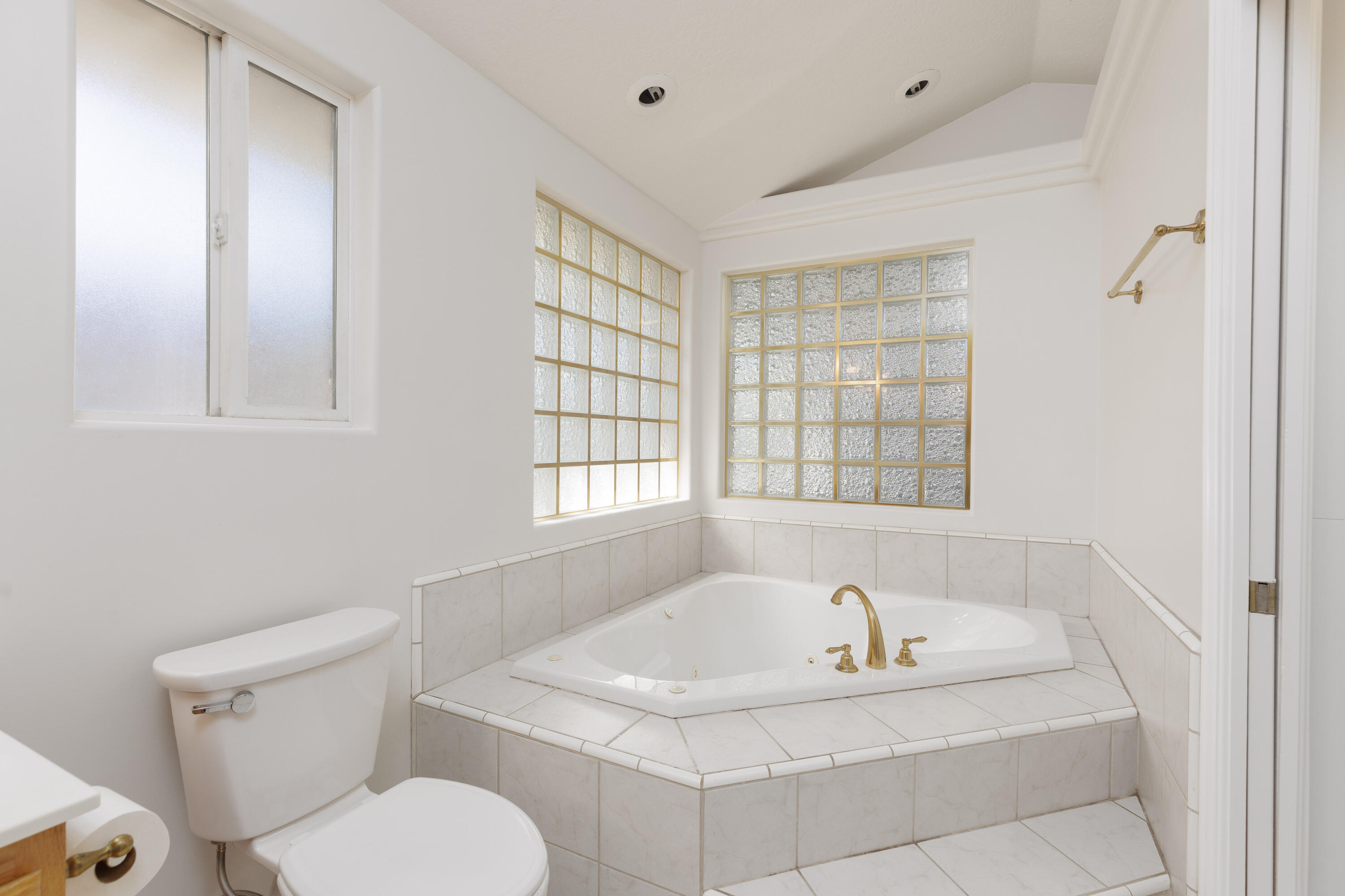 539 Diagonal Street St. George, UT 84770 - Photo 23 of 40 24 Primary Bath Tub