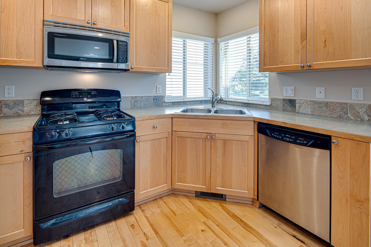 62006 Dantili Road Bend, OR 97701 - Photo 11 of 26 Gas cooking, corner sink