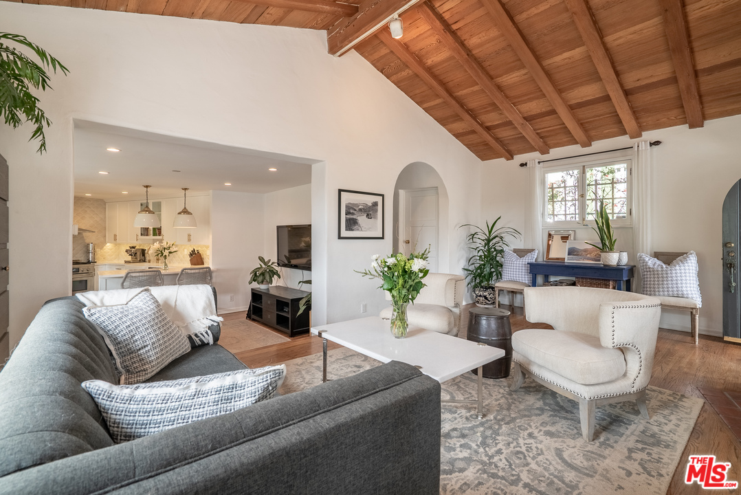 1820 Courtney Terrace Terrace Los Angeles, CA 90046 - Photo 3 of 17