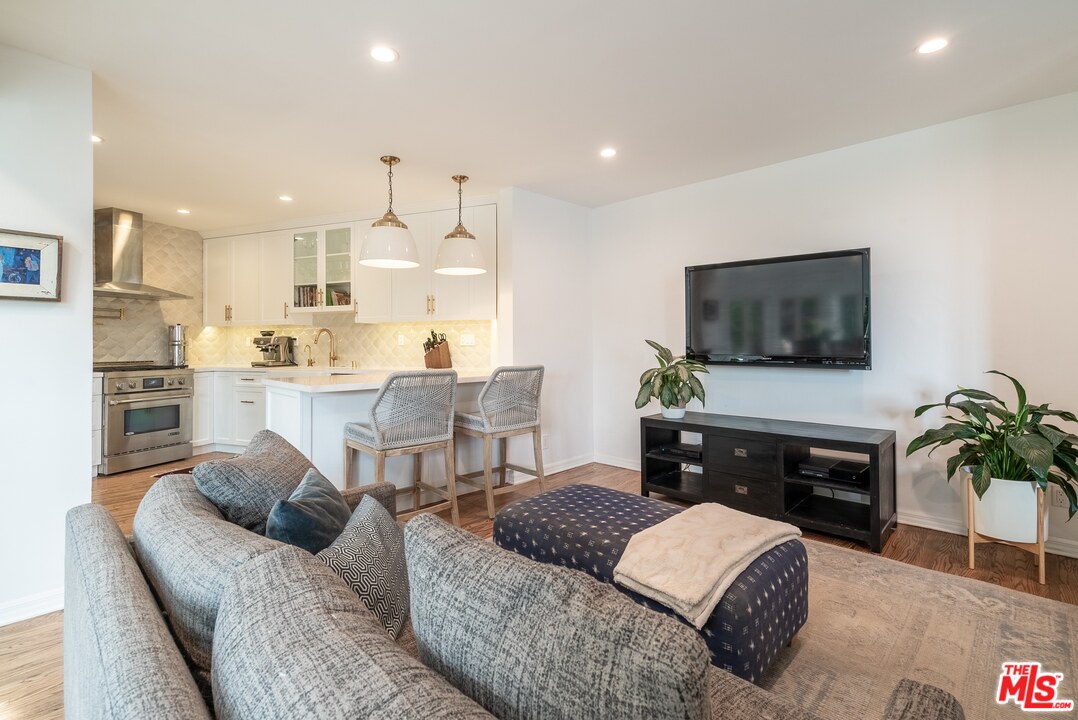 1820 Courtney Terrace Terrace Los Angeles, CA 90046 - Photo 4 of 17