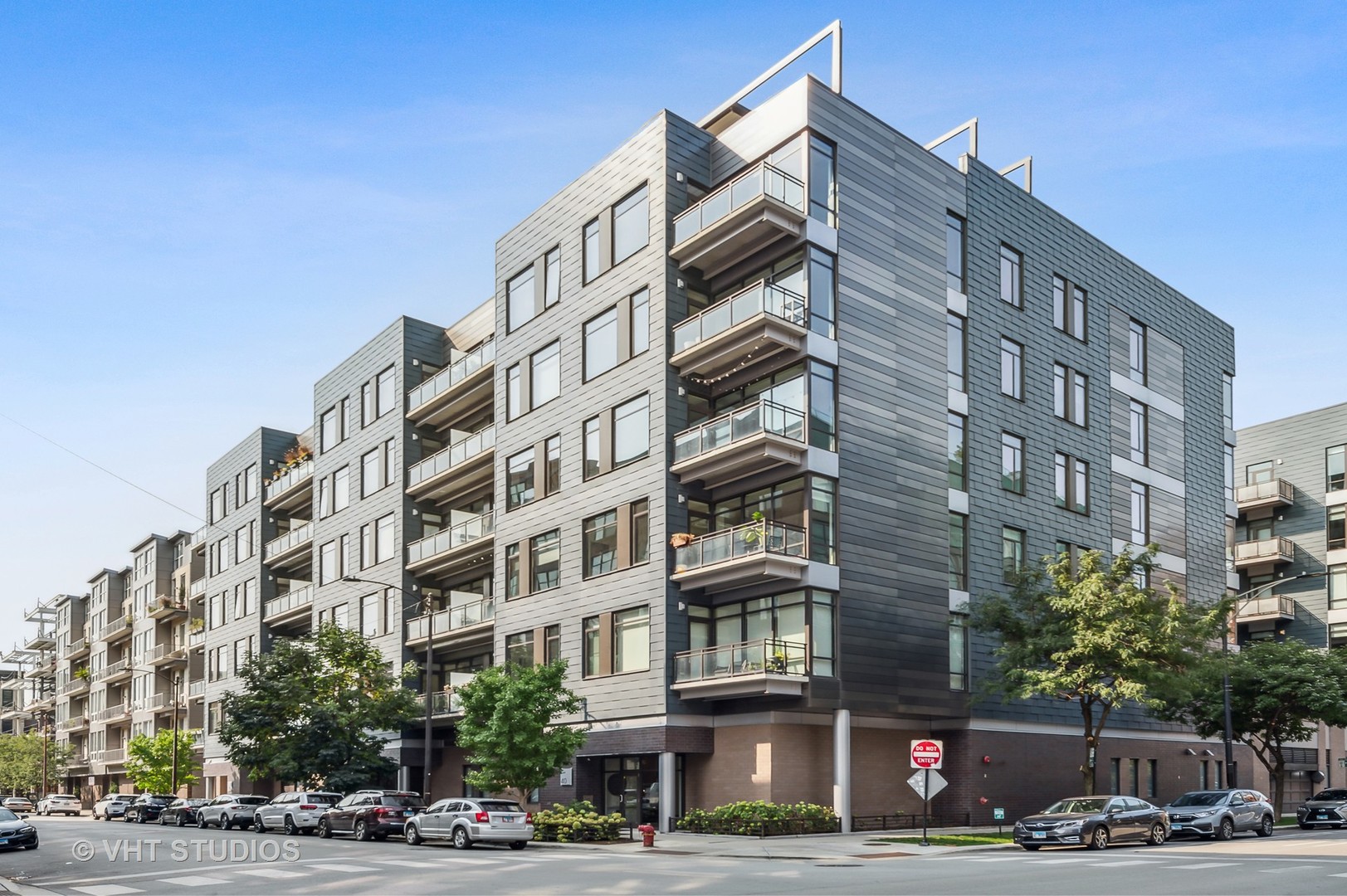 40 North Carpenter Street, Unit 4S Chicago, IL 60607 - Photo 1 of 25 a front view of a building with street view