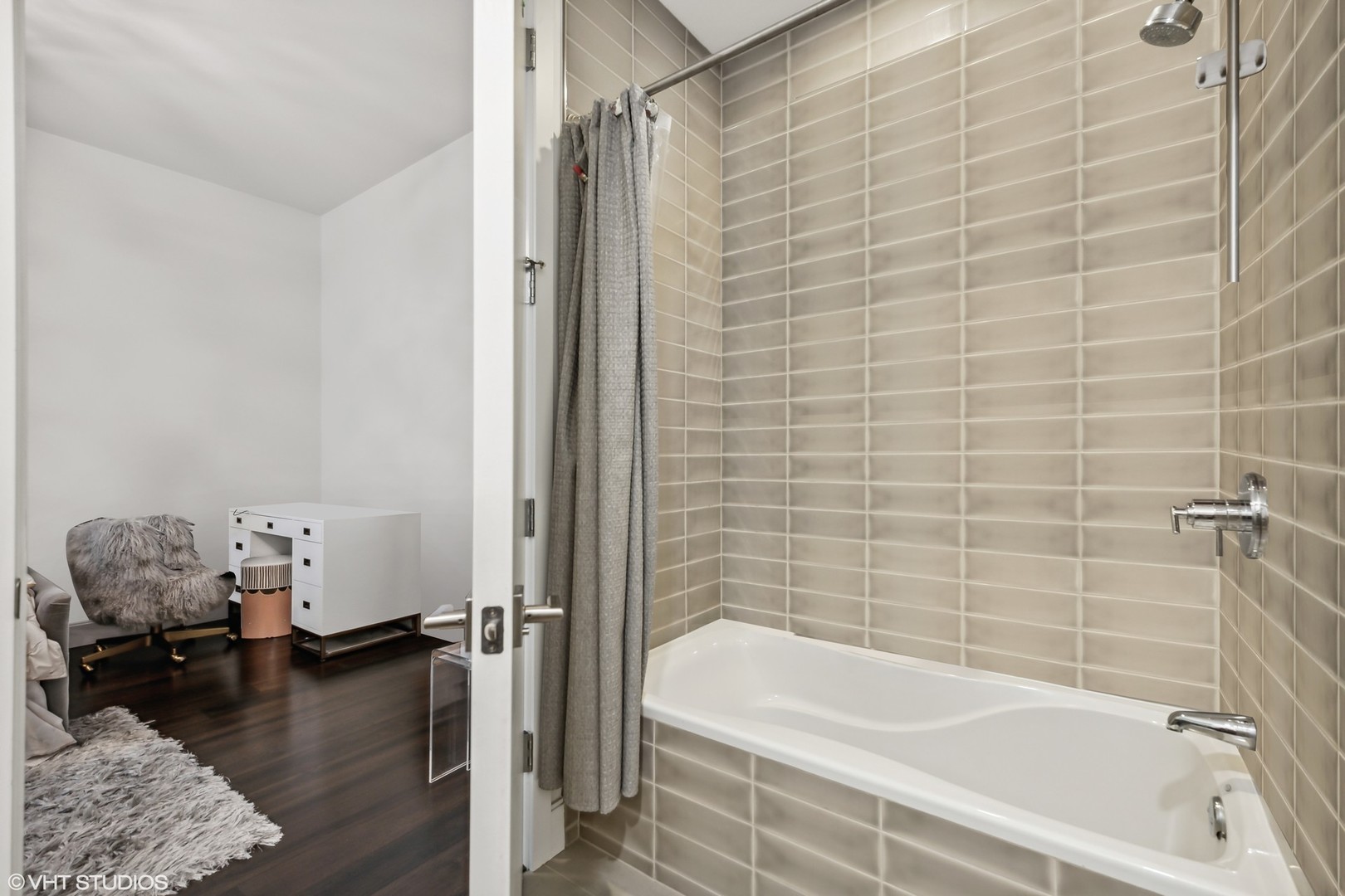 40 North Carpenter Street, Unit 4S Chicago, IL 60607 - Photo 19 of 25 a bathroom with a tub shower and a sink