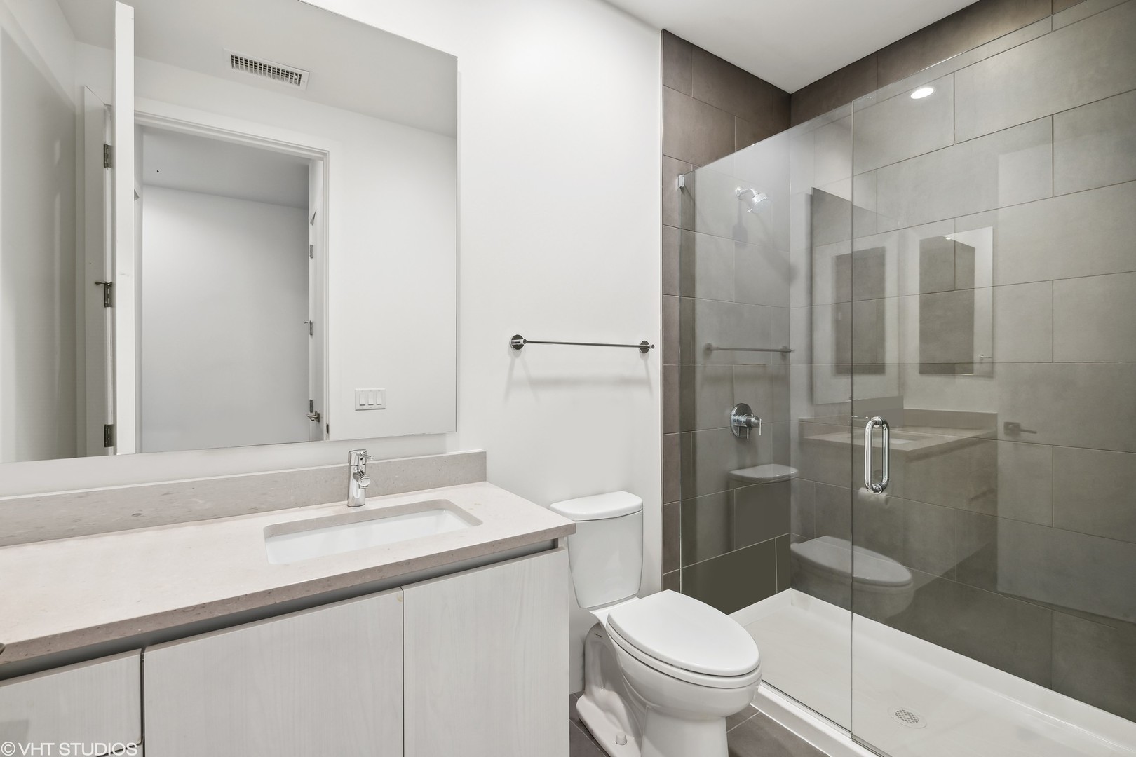 40 North Carpenter Street, Unit 4S Chicago, IL 60607 - Photo 22 of 25 a bathroom with a sink toilet and shower