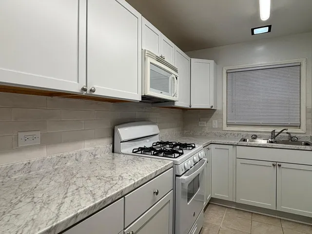 $2,000 | 128 South Hale Avenue, Bartlett, IL 60103