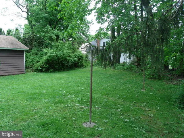 a view of a back yard