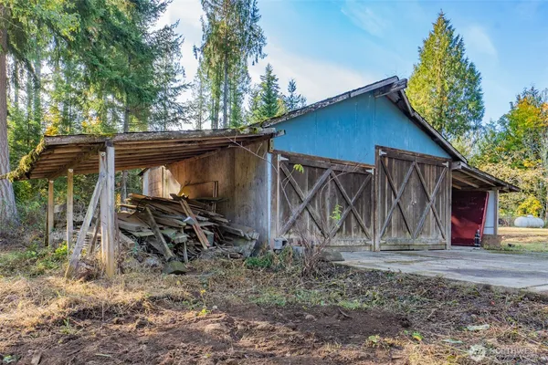 a view of a backyard