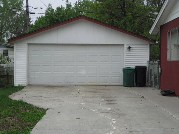 354 Cleveland Avenue Rochelle, IL 61068 - Photo 2 of 22 a backyard of a house