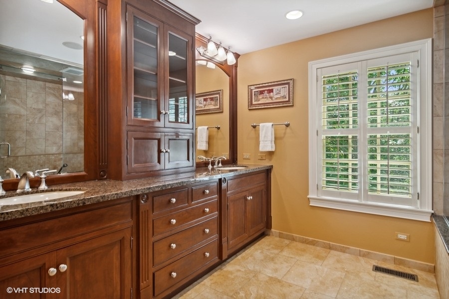 433 Signal Hill Road North Barrington, IL 60010 - Photo 20 of 44 a spacious bathroom with double vanity and a large mirror