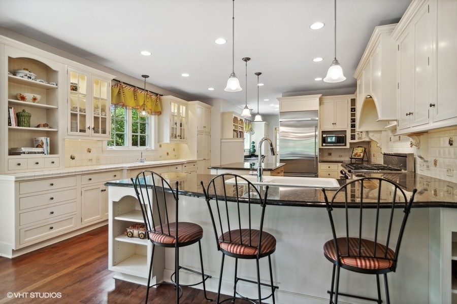 433 Signal Hill Road North Barrington, IL 60010 - Photo 5 of 44 a large kitchen with a table and chairs
