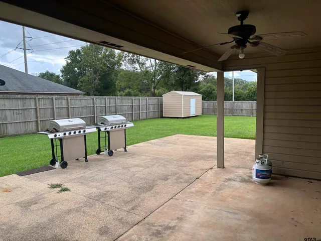 a view of entrance front of the house