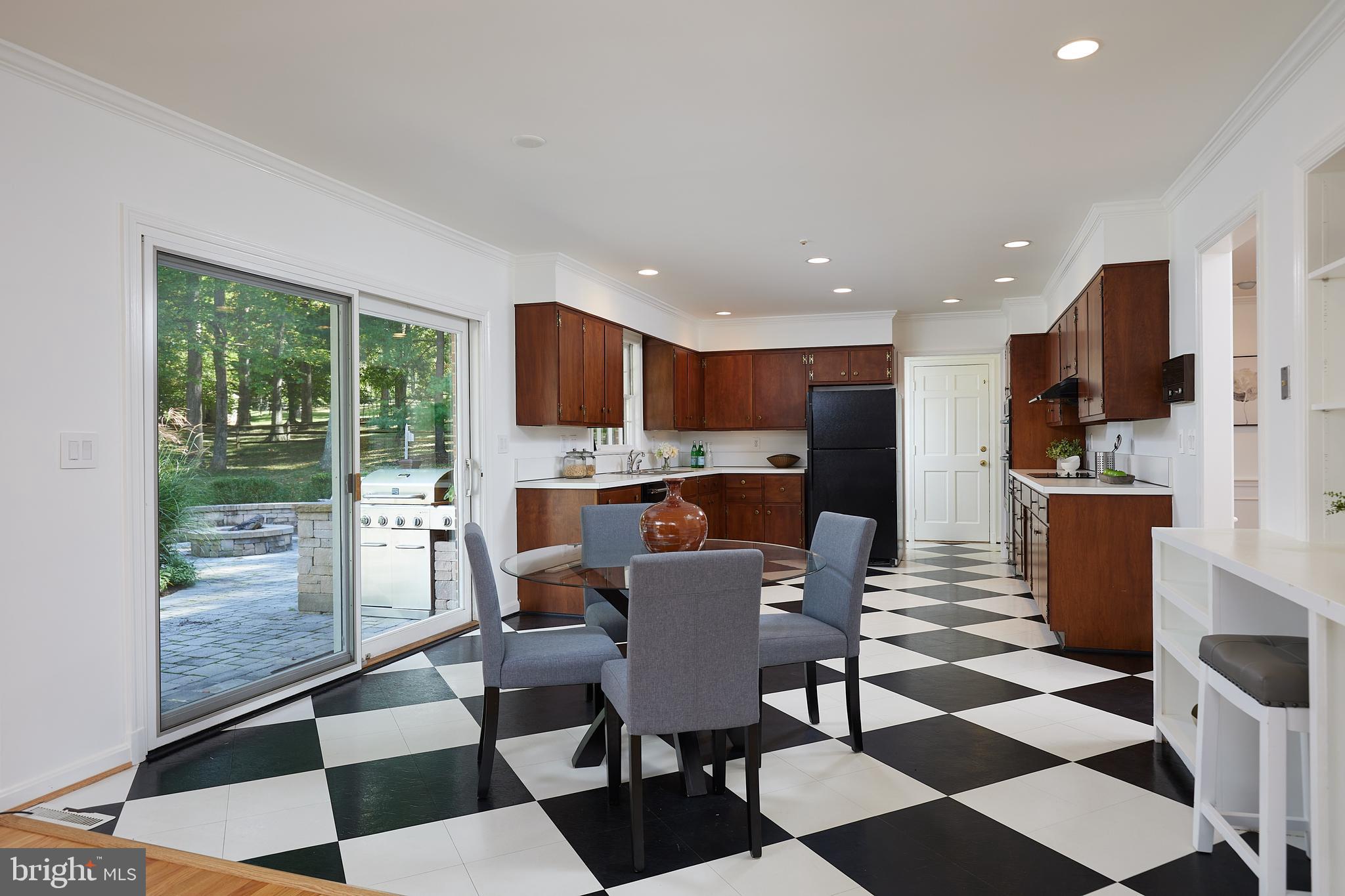 8710 Belmart Road Potomac, MD 20854 - Photo 16 of 56 breakfast/kitchen