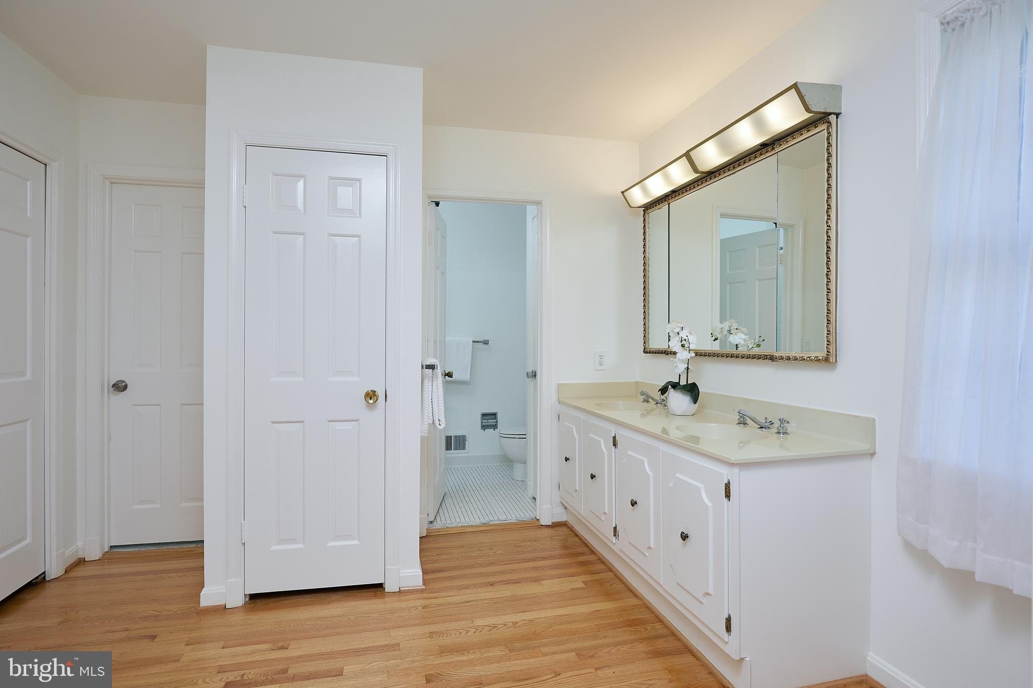 8710 Belmart Road Potomac, MD 20854 - Photo 30 of 56 Primary dressing area