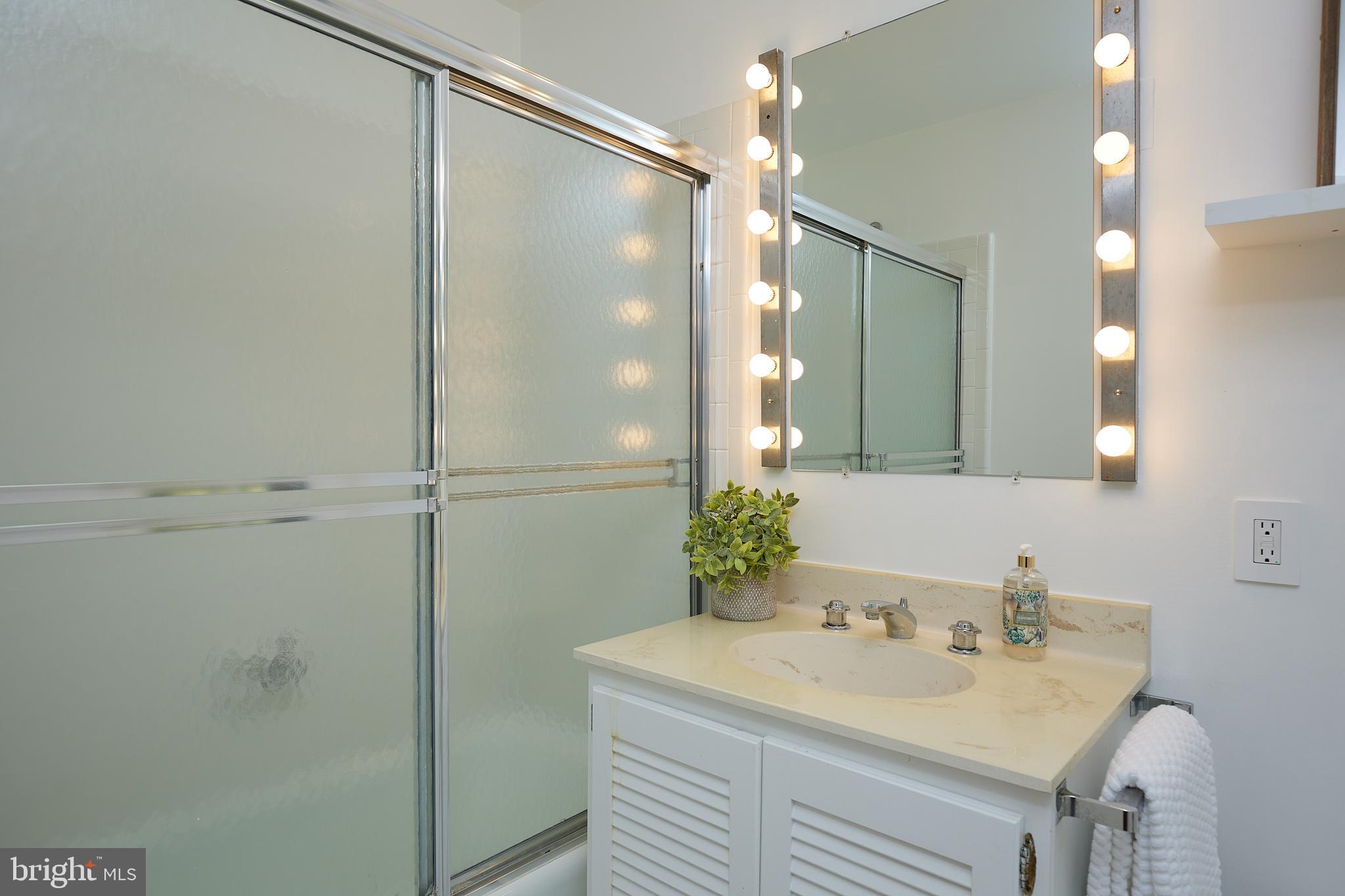 8710 Belmart Road Potomac, MD 20854 - Photo 35 of 56 Upper-level bedroom 1 - ensuite bath
