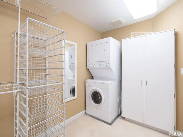 $365,000 | 414 Harbor Pointe Drive, East Peoria, IL 61611