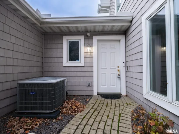 $365,000 | 414 Harbor Pointe Drive, East Peoria, IL 61611