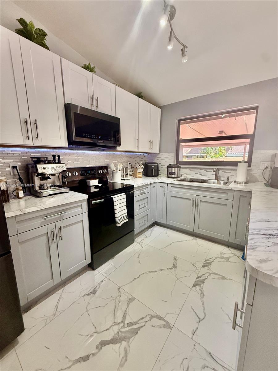 14712 Southwest 84th Terrace Miami, FL 33193 - Photo 3 of 28