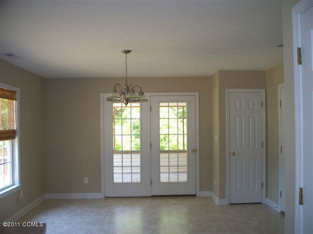 923 Roberts Road Newport, NC 28570 - Photo 5 of 12 Dining Area