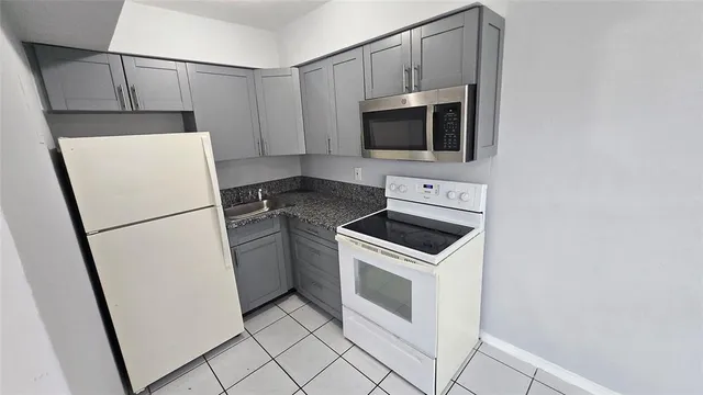 $1,490 | 2501 Pierce Street, Unit 12A, Hollywood, FL 33020