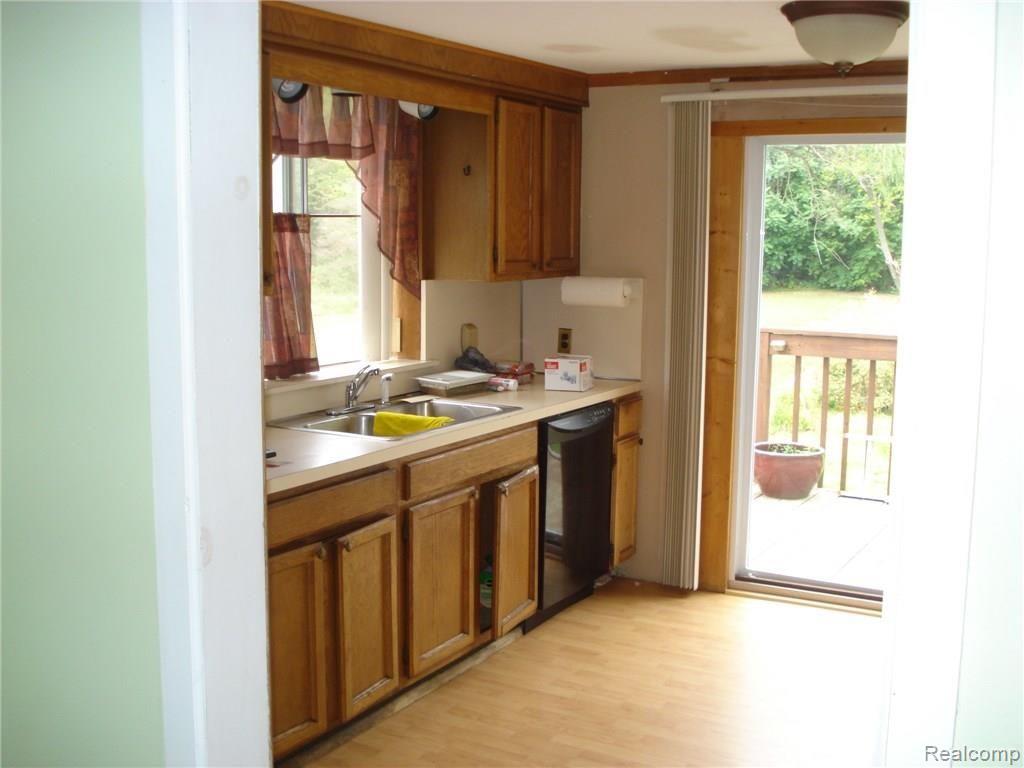 6422 Pontiac Lake Road Waterford, MI 48327 - Photo 10 of 37