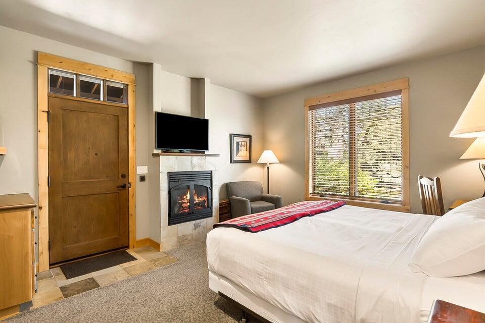 16845 South W Brasada Ranch Road, Unit 23 Powell Butte, OR 97753 - Photo 9 of 47 a bedroom with a bed and a flat screen tv