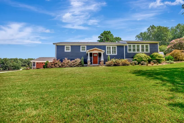 $1,299,000 | 221 Lakeside Drive, Seneca, SC 29672