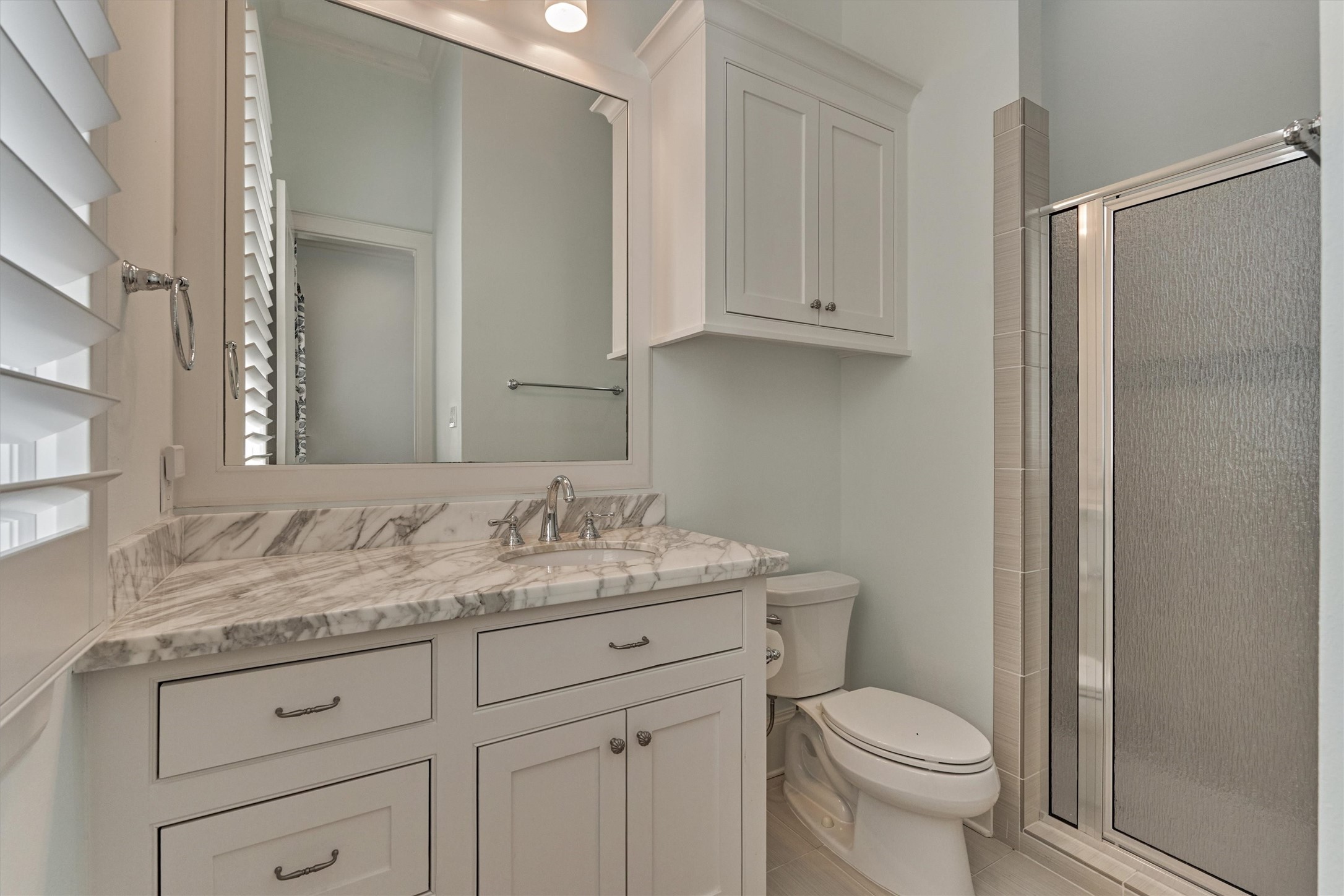 22 East Shore Drive The Woodlands, TX 77380 - Photo 29 of 50 Guest suite bathroom.
