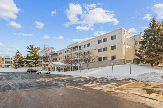 $152,900 | 132 Demont Avenue, Unit 136, Little Canada, MN 55117