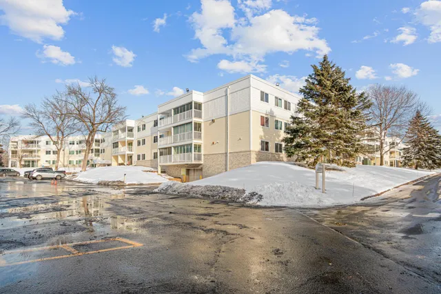 $152,900 | 132 Demont Avenue, Unit 136, Little Canada, MN 55117