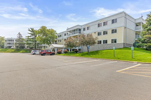 $152,900 | 132 Demont Avenue, Unit 136, Little Canada, MN 55117