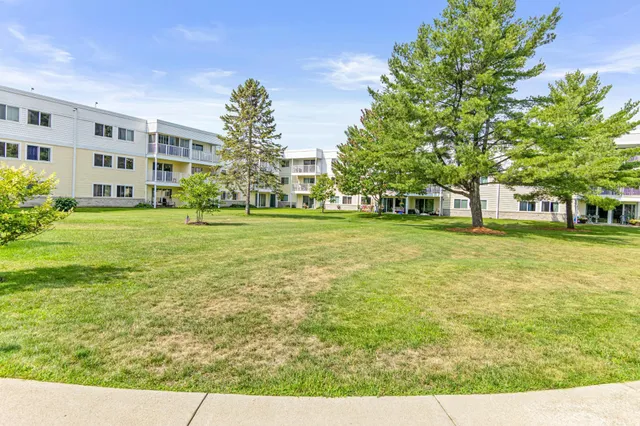 $152,900 | 132 Demont Avenue, Unit 136, Little Canada, MN 55117