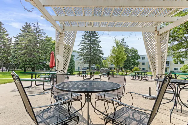 $152,900 | 132 Demont Avenue, Unit 136, Little Canada, MN 55117