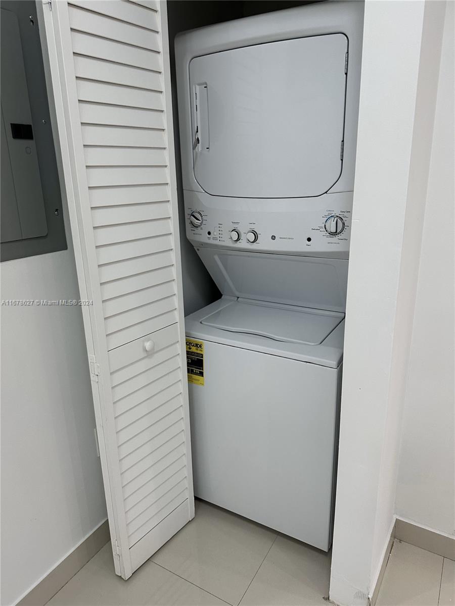 620 West 29th Street Hialeah, FL 33012 - Photo 24 of 26 a utility room with dryer and washer