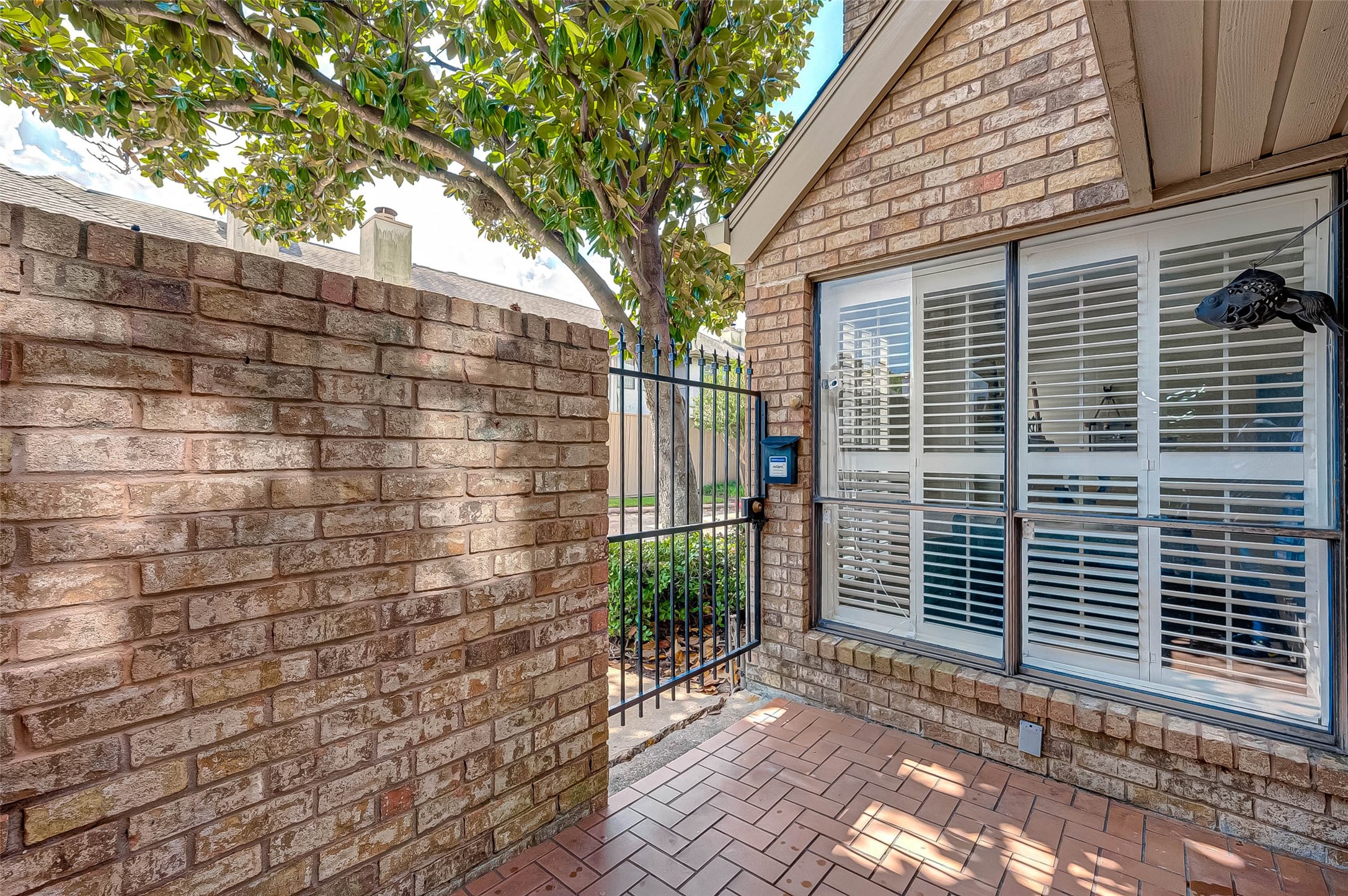 1908 Augusta Drive, Unit 7 Houston, TX 77057 - Photo 5 of 33 a pathway of a house