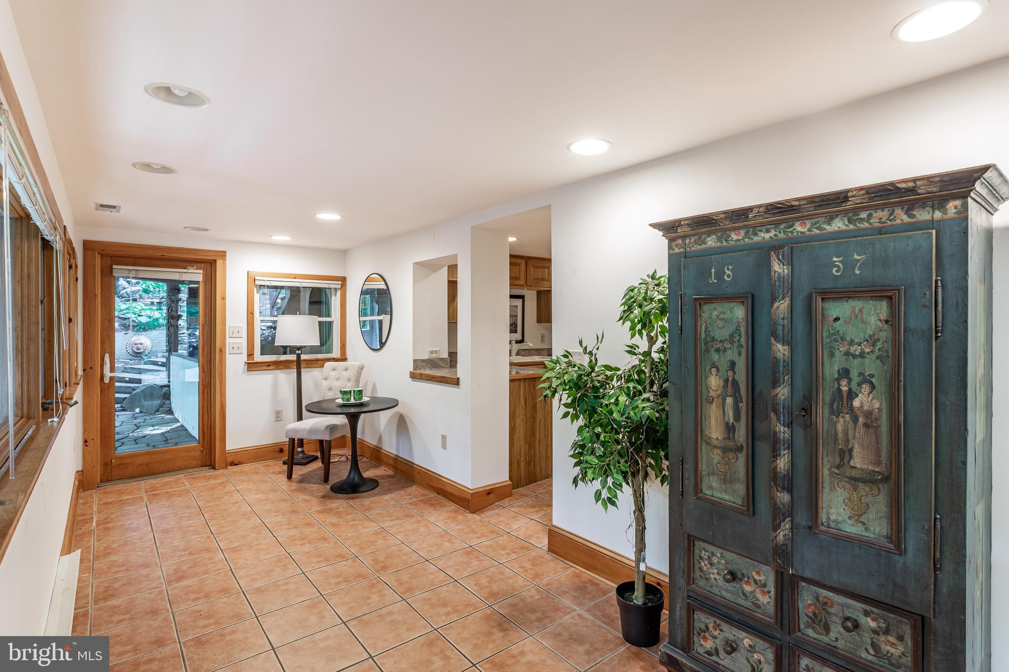 2319 Hickory Road Annapolis, MD 21401 - Photo 34 of 68 Private living quarters has dining area