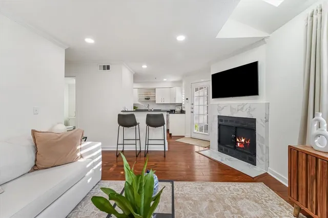 $3,000 | 3901 Travis Street, Unit 126, Dallas, TX 75204