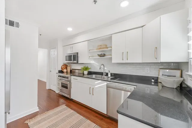 $3,000 | 3901 Travis Street, Unit 126, Dallas, TX 75204