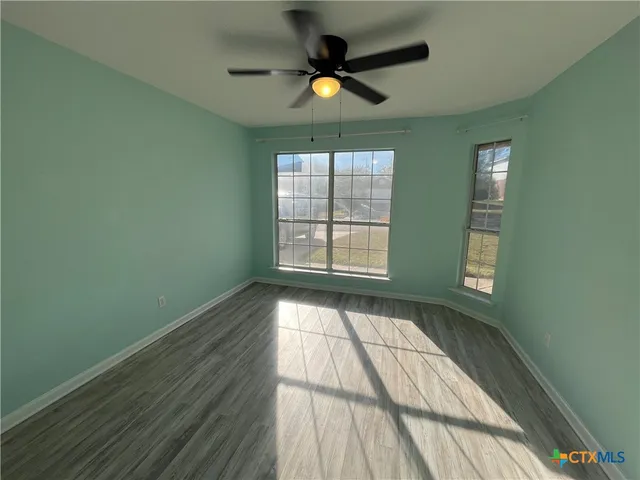 a en suite bathroom with a double vanity sink and a mirror
