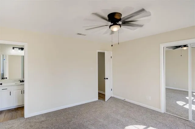 a view of empty room with a ceiling fan
