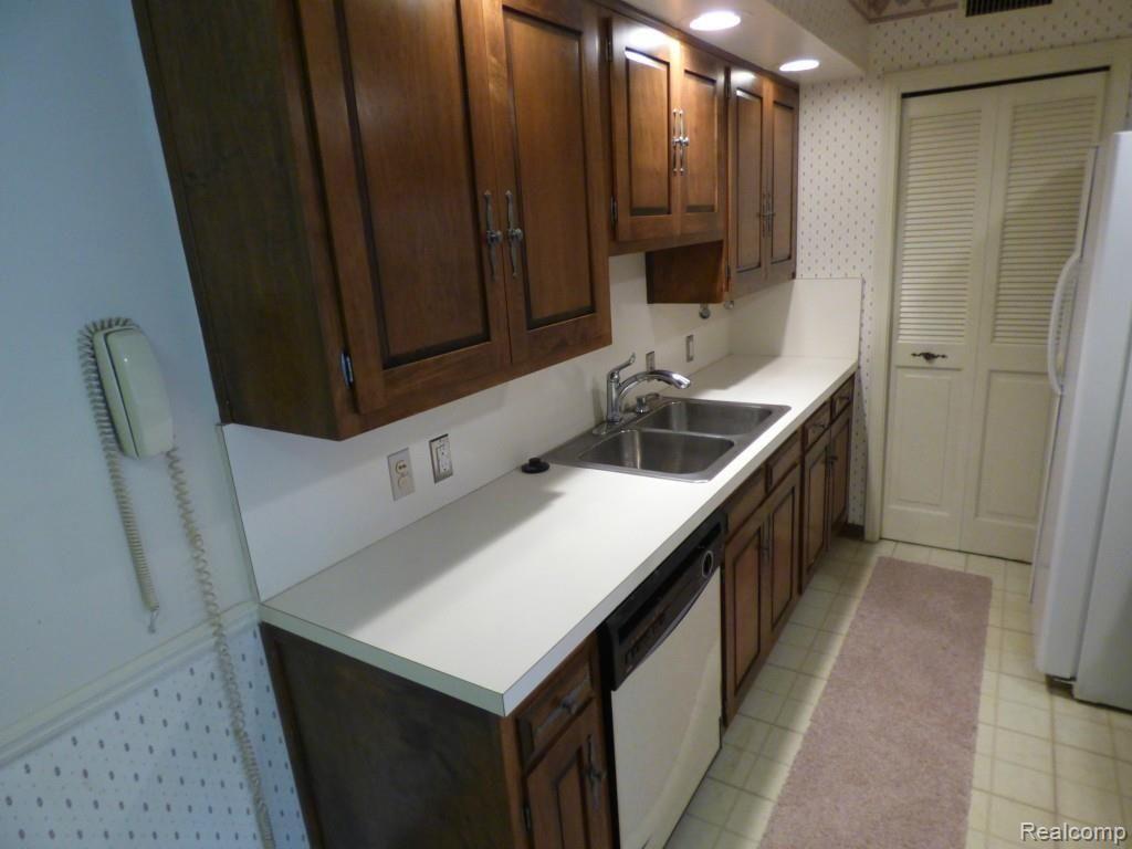 25720 Southfield Road, Unit 102 Southfield, MI 48075 - Photo 10 of 39