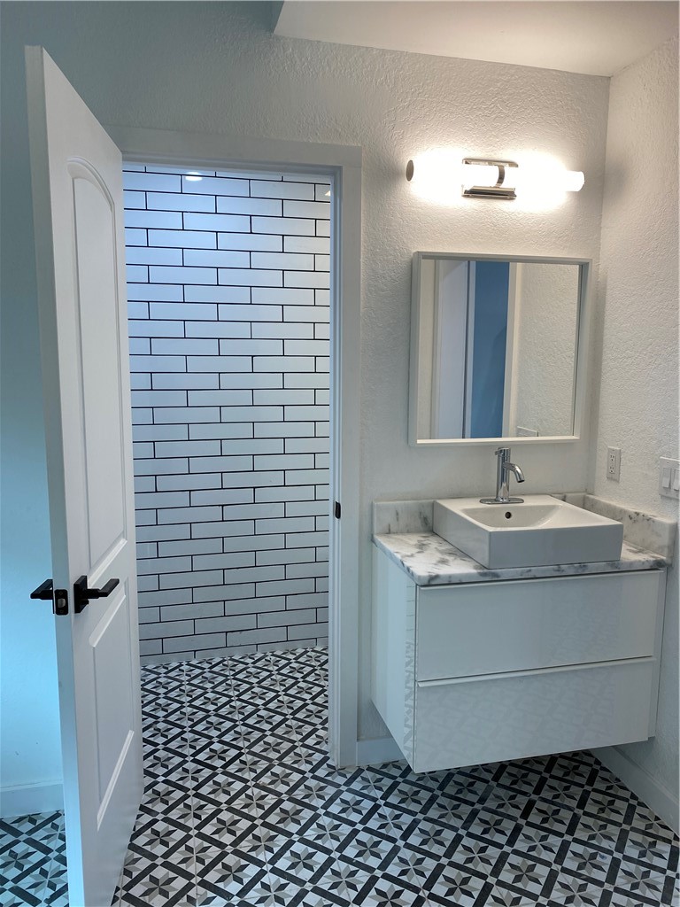 2605 Enfield Road, Unit 109 Austin, TX 78703 - Photo 23 of 33 Vanity Light & Mirror