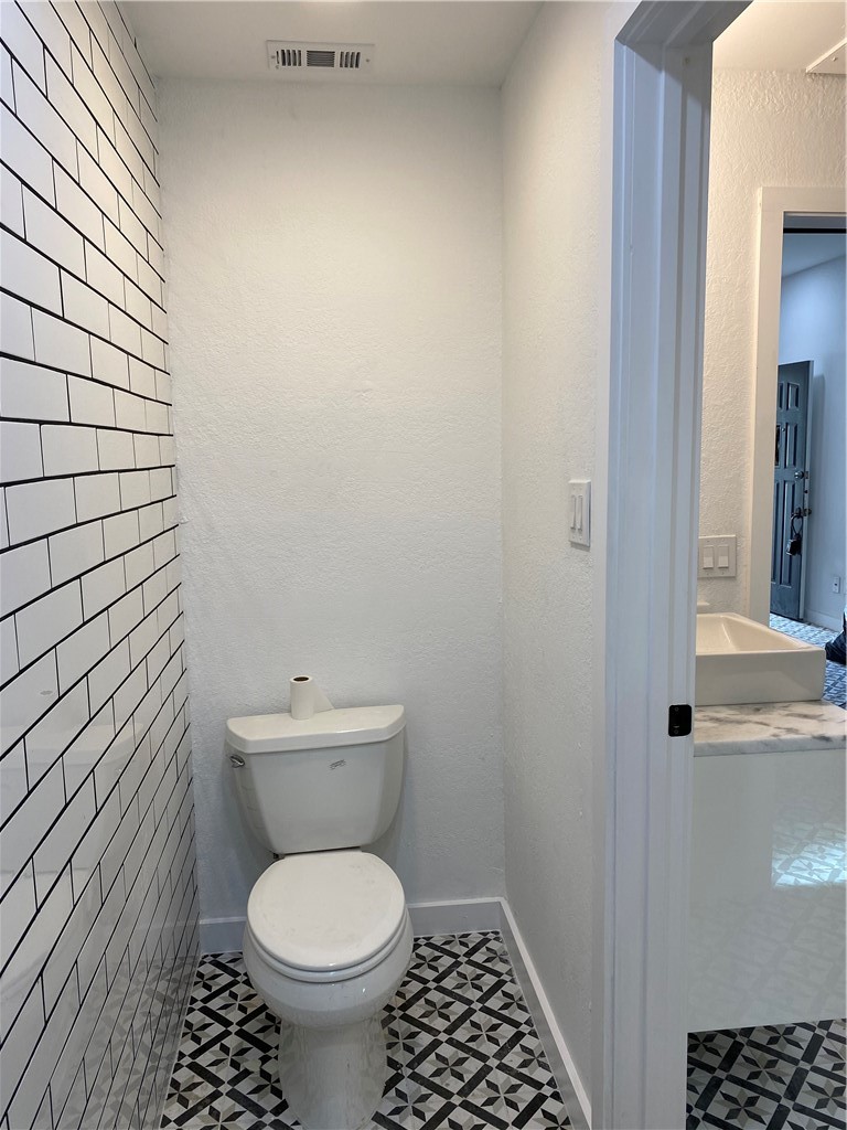 2605 Enfield Road, Unit 109 Austin, TX 78703 - Photo 24 of 33 Bathroom