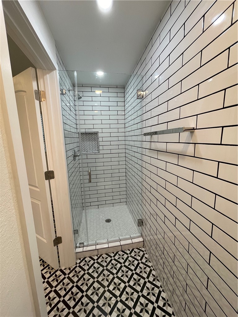 2605 Enfield Road, Unit 109 Austin, TX 78703 - Photo 26 of 33 Impressive Shower Glass Door & handle