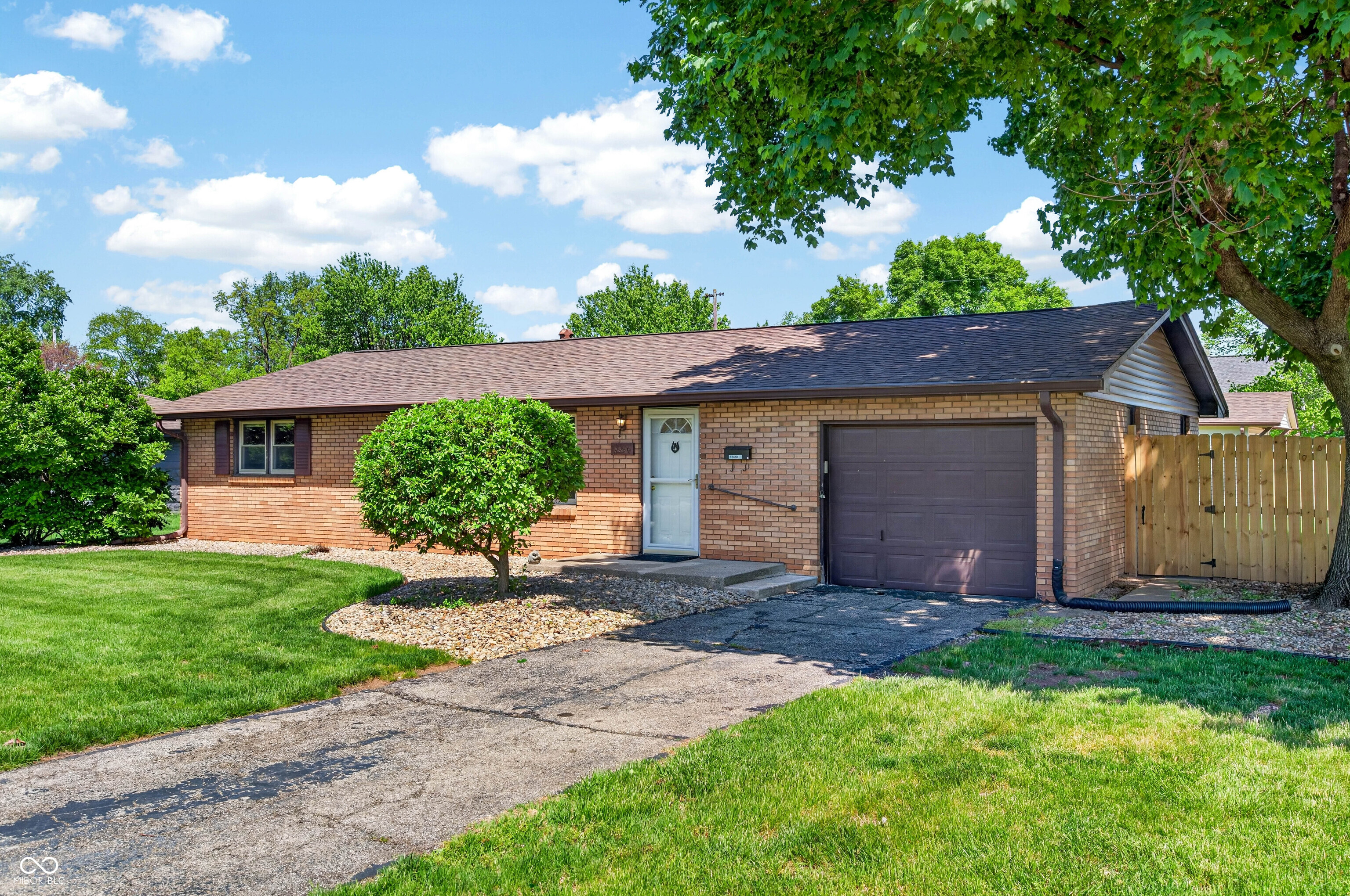 2240 Sims Drive Columbus, IN 47203 - Photo 4 of 56
