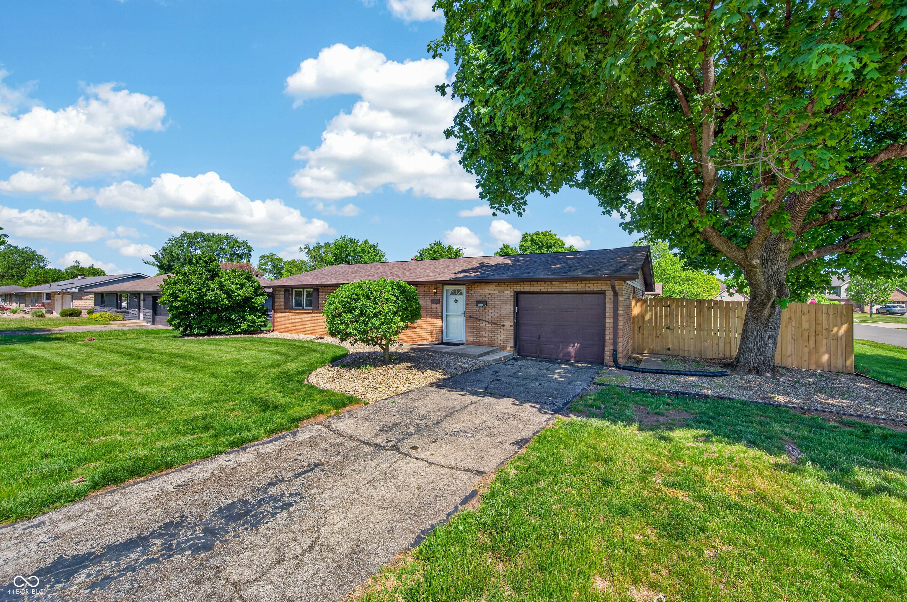 2240 Sims Drive Columbus, IN 47203 - Photo 5 of 56