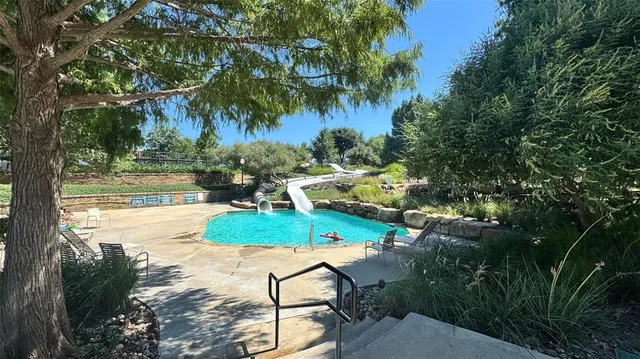 a view of a backyard